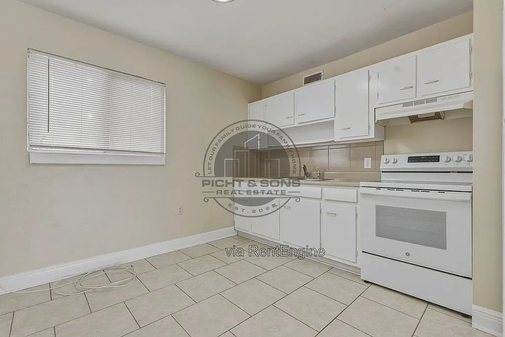 Capitol Village — Photo 4