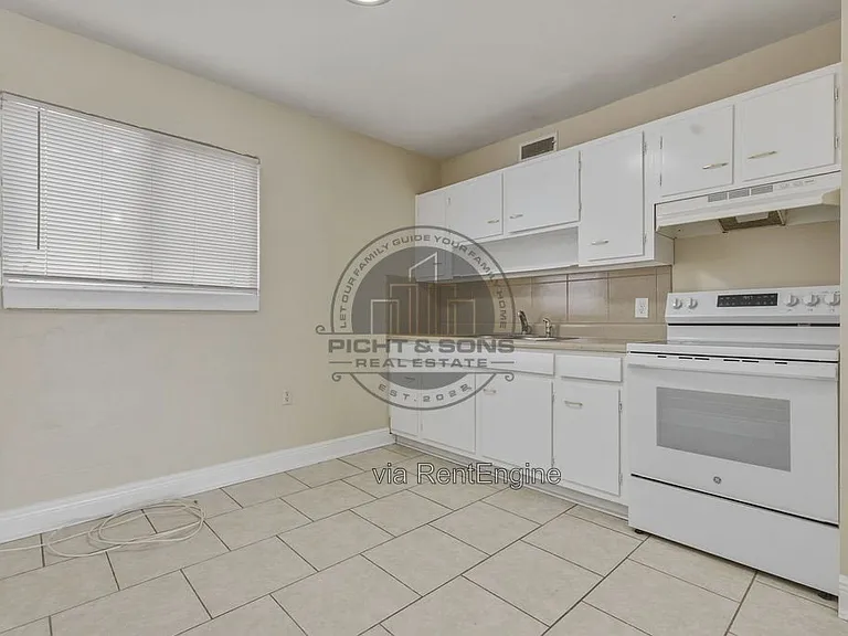 Capitol Village — Photo 12