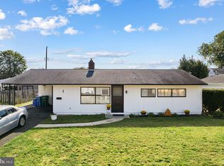 28 Old Pond Rd, Levittown, PA 19057