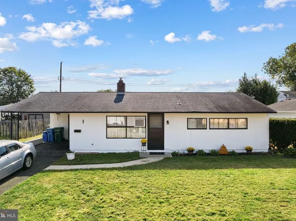 28 Old Pond Rd, Levittown, PA 19057