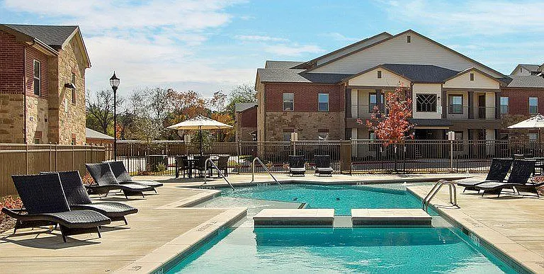 The Lakeshore Apartment Homes — Photo 9