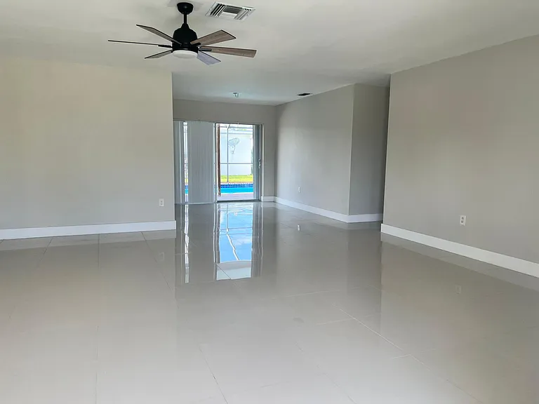 11431 NW 40th Pl — Photo 3