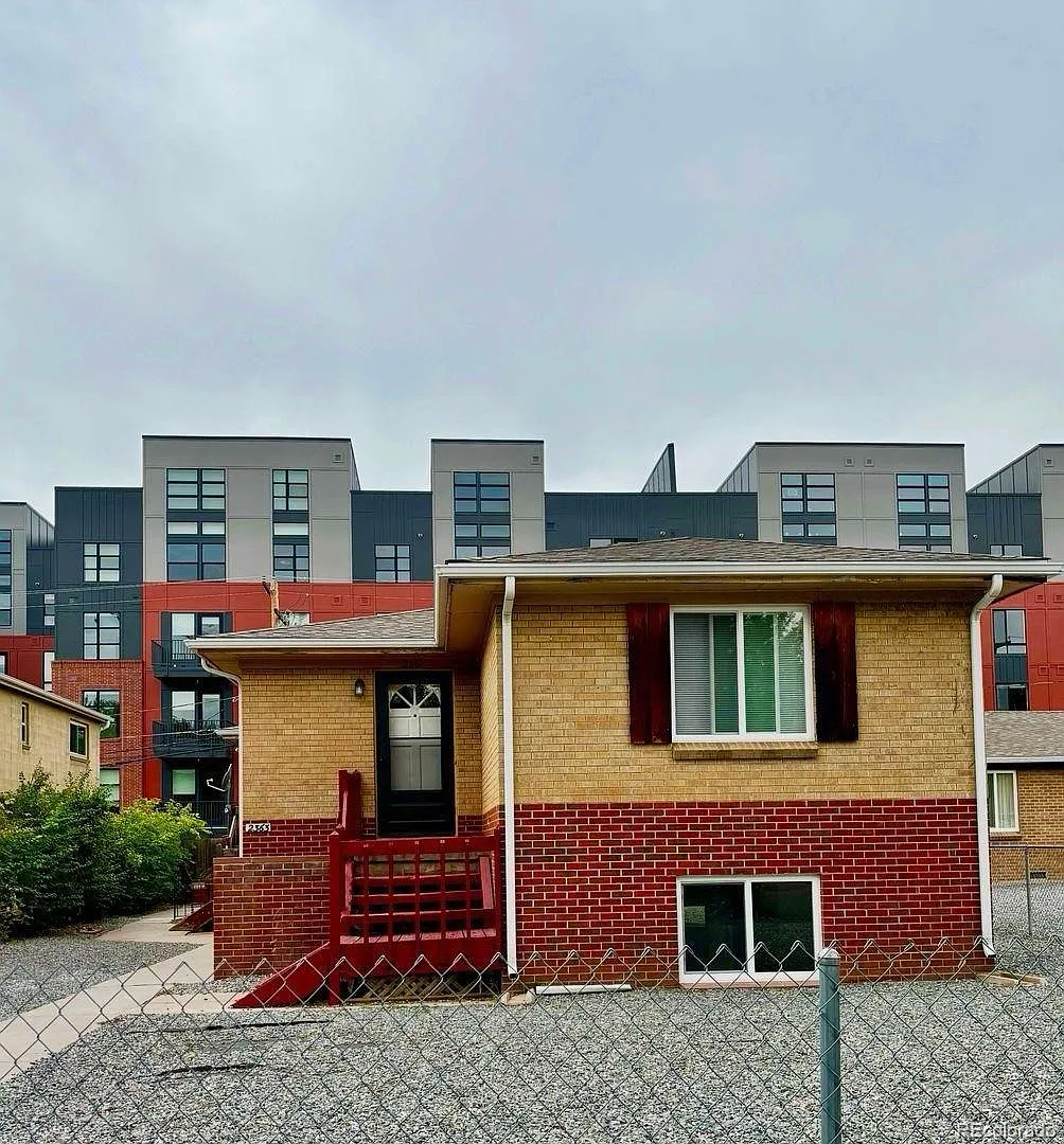 1 bed, 1.0 bath, 700 sqft, $1,295 — Photo 2