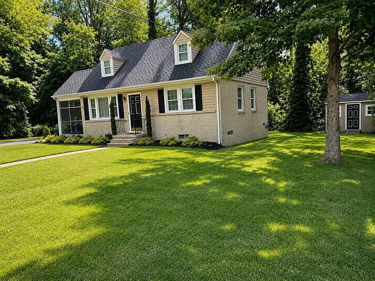 1211 Elmhurst Dr — Photo 2