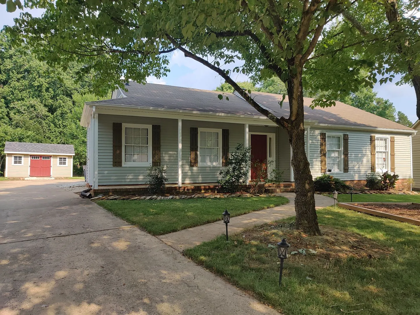 3 Bedroom Home in Chestnut Lake — Photo 1
