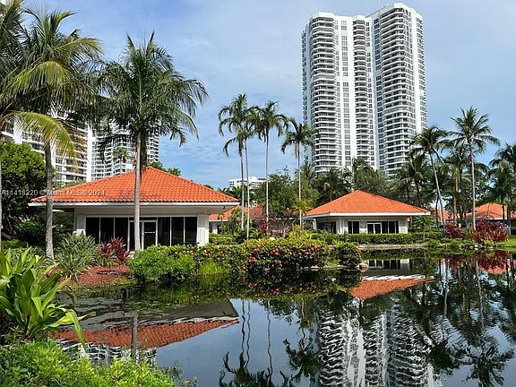 2nd image of 3530 Mystic Pointe Dr #Penthouse 04
