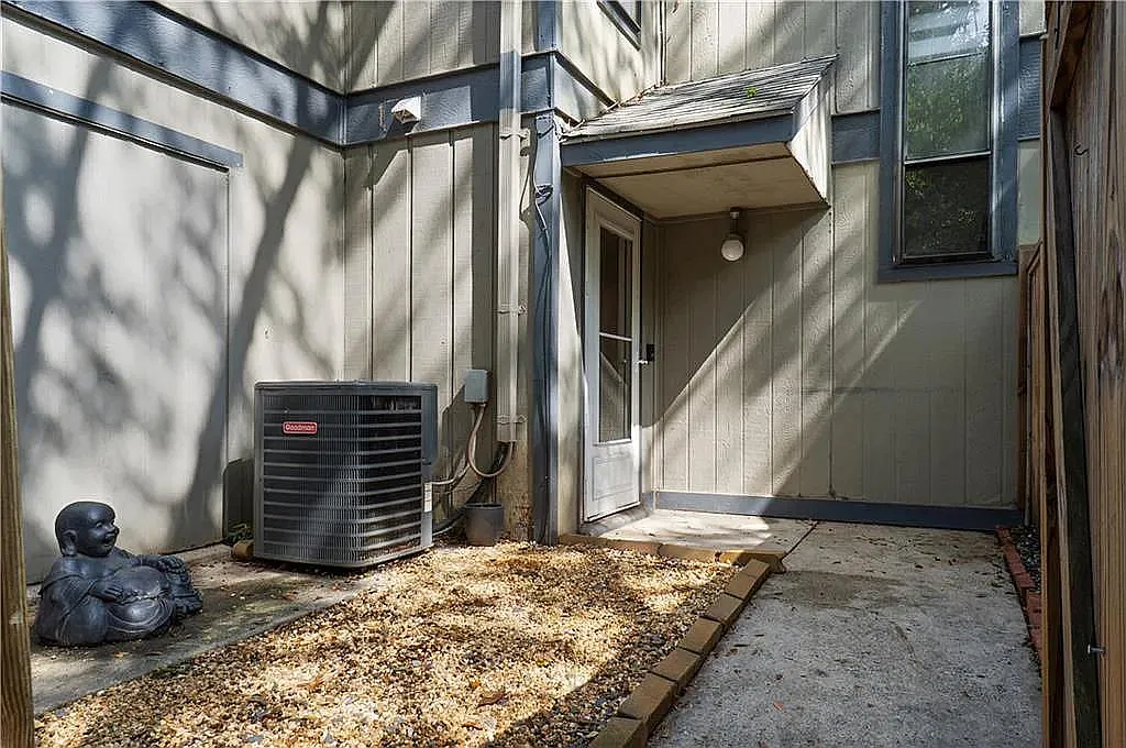 3 bed, 1369 sqft, $2,000 — Photo 3