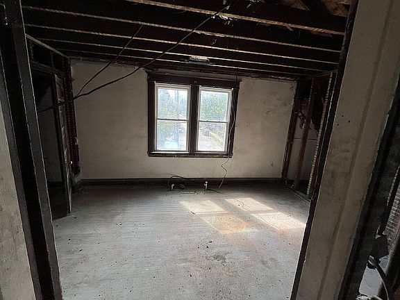 4th image of 1886 Fairmount Ave