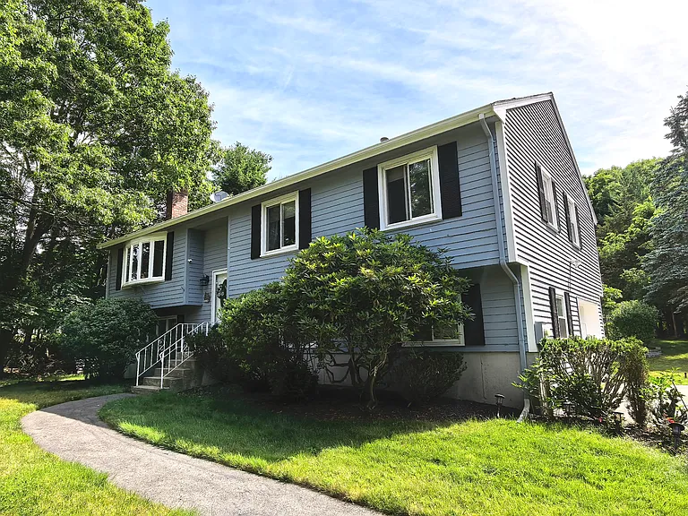 22 Howard Farm Rd — Photo 1
