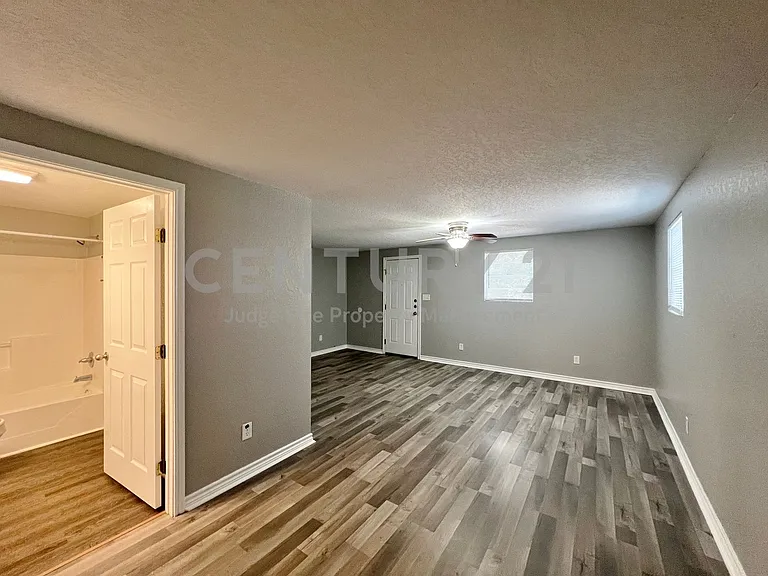 450 Everett St — Photo 11