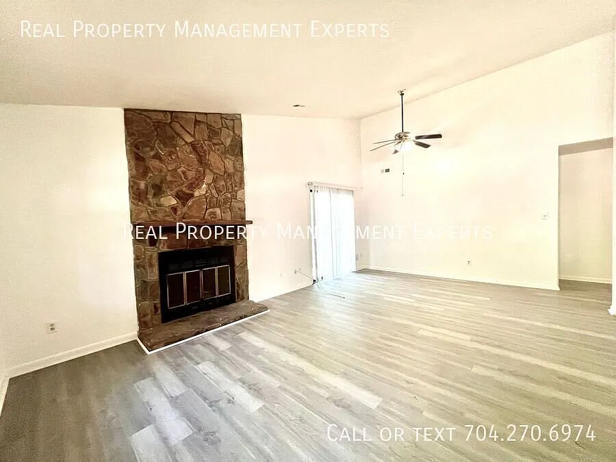 **Move In Special Beautiful 3br/1.5ba Home In Charlotte! — Photo 3
