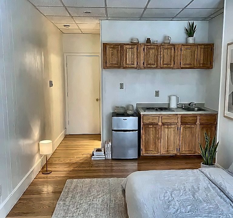 2nd image of 272 Newbury St #2CP