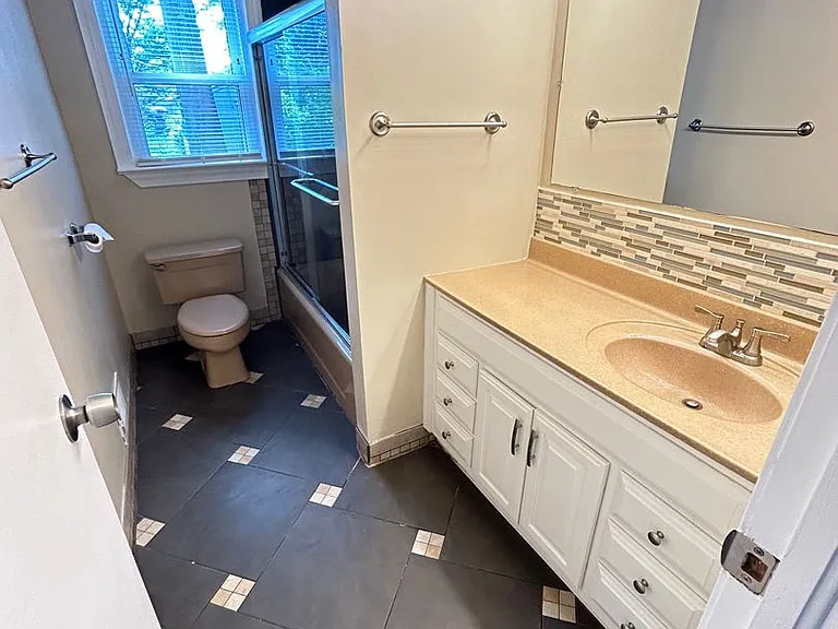 1031 E Leicester Ave — Photo 9