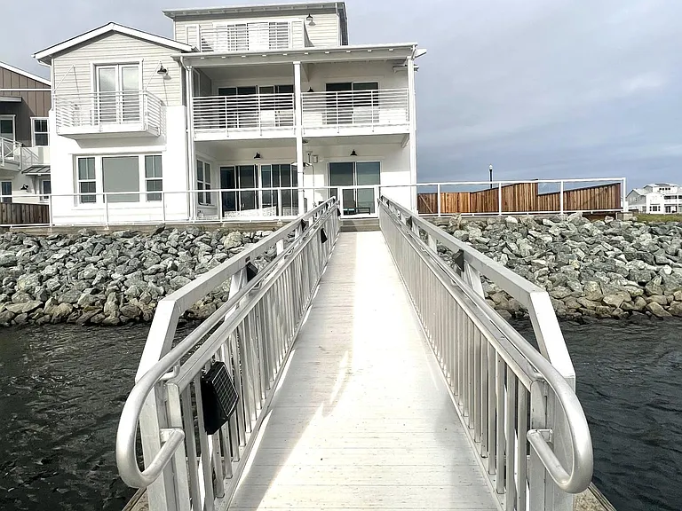 472 Halcyon Pl — Photo 3