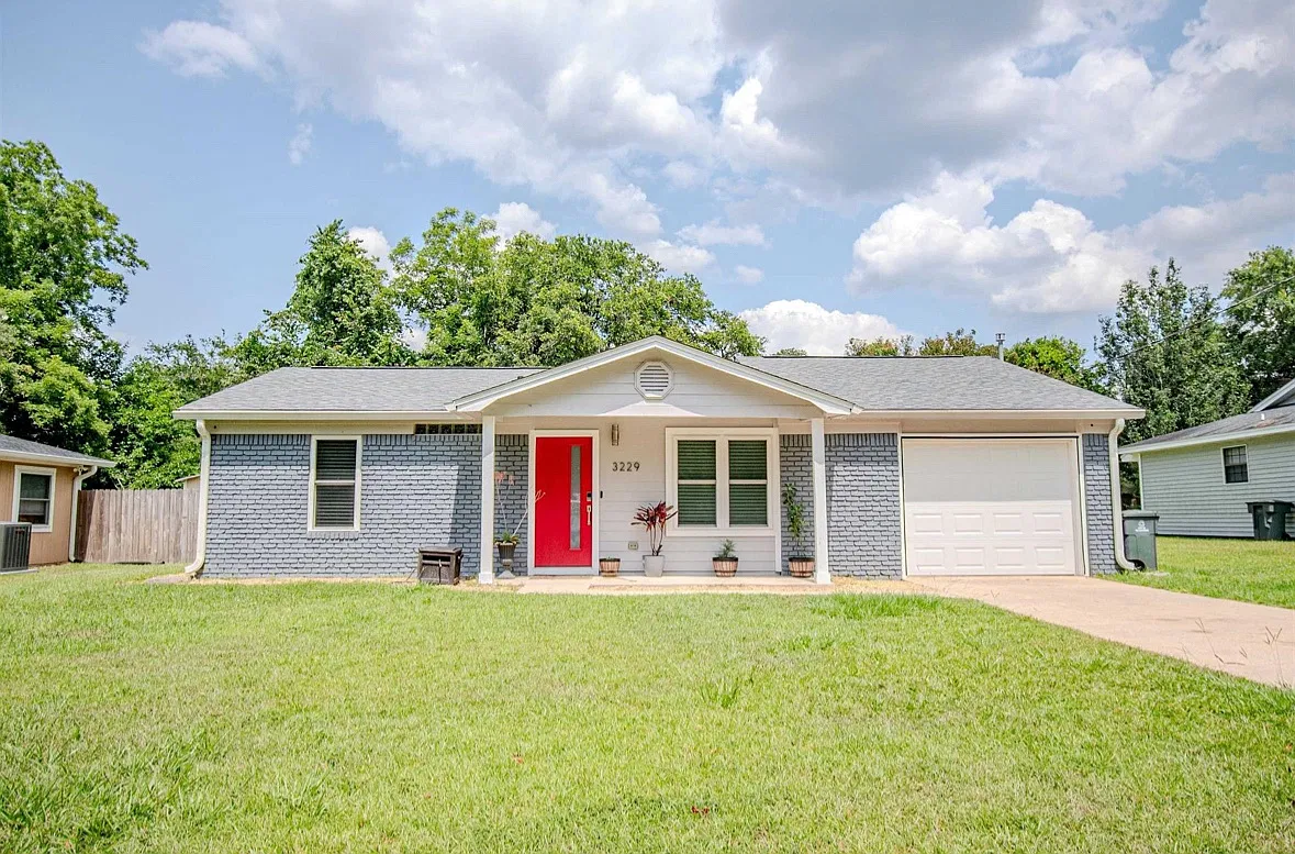 3 bed, 1004 sqft, $2,350 — Photo 1