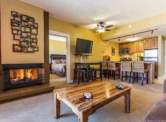 4th image of 1482 Empire Ave #221