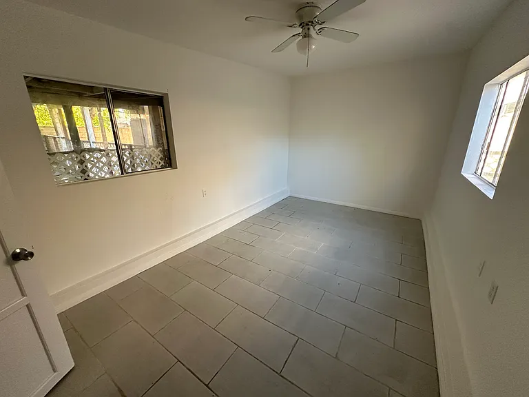 636 W Buckthorn St — Photo 13