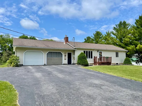 15 Spruce St, Champlain, NY 12919