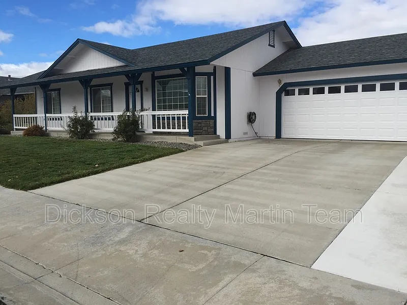 1015 Mercedes Dr photo 1