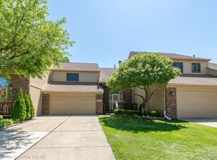 2163 Rochelle Park Dr, Rochester, MI 48309