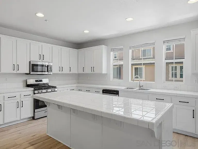 3 bed, 3.5 bath, 1697 sqft, $4,000 — Photo 2