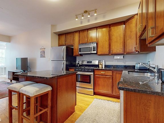 3rd image of 2215 W Foster Ave APT 1