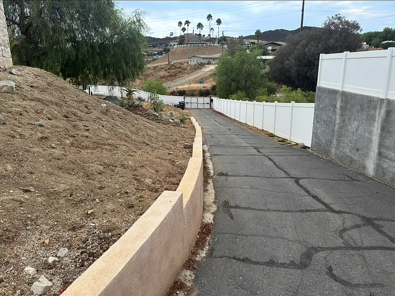 25560 Bundy Canyon Rd — Photo 32