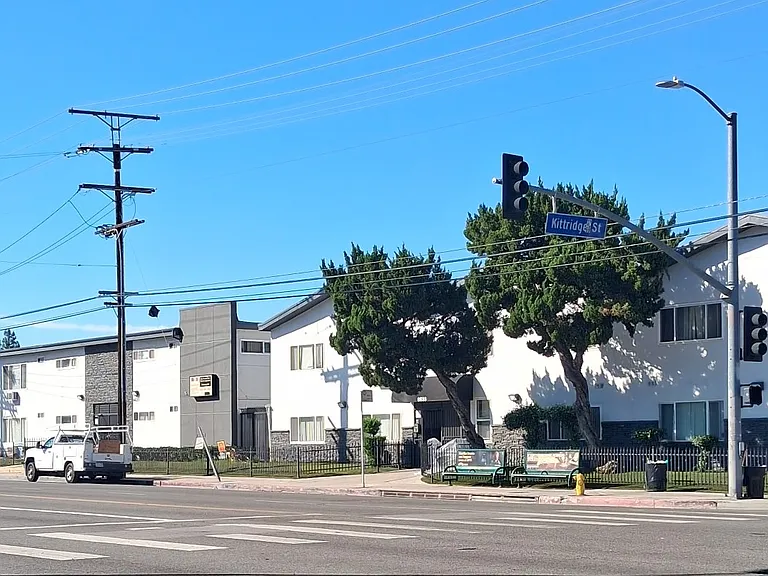 Warner Court Villas — Photo 1