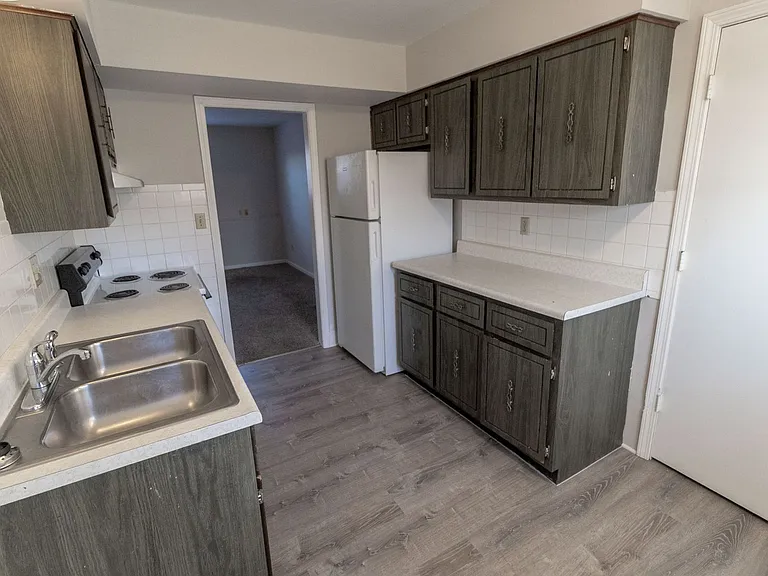 2916 Leeway Dr #D — Photo 2