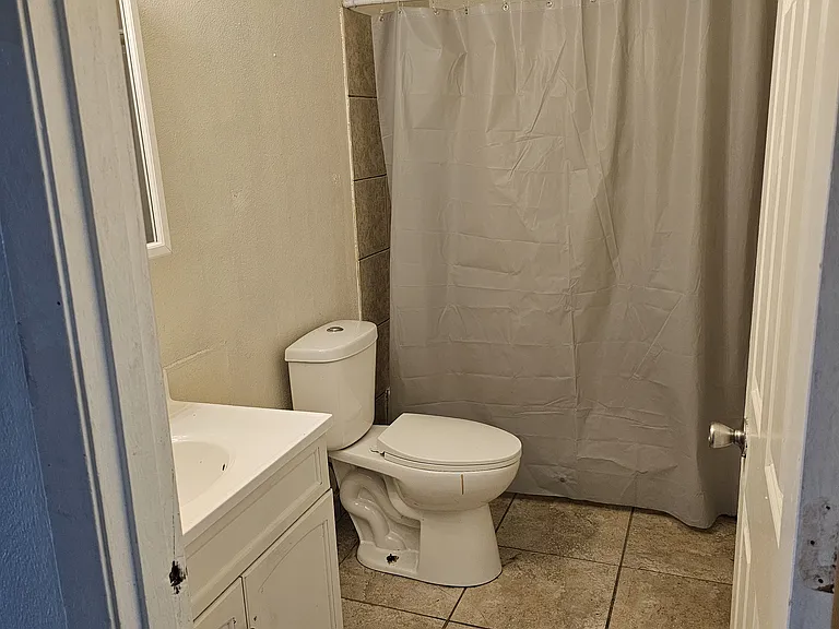 728 W 63rd St #5 — Photo 6