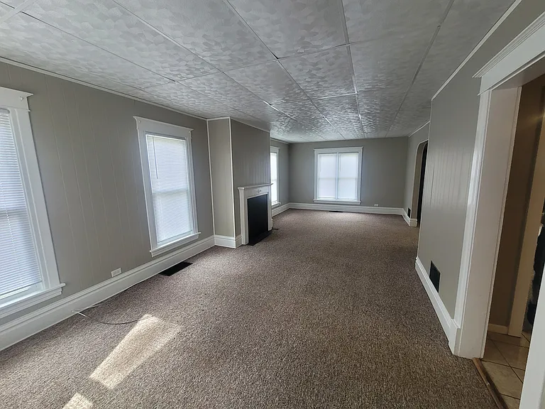 1123 W North St — Photo 15