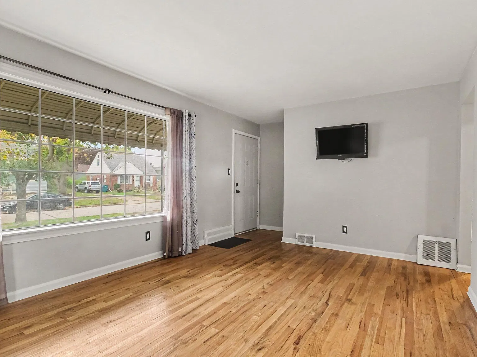 3 bed, 2.0 bath, 1923 sqft, $2,100 — Photo 2