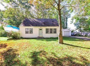 37 Ridgeley Rd, Smithtown, NY 11787