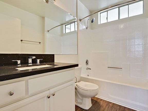 5th image of 618 S Detroit St APT 406