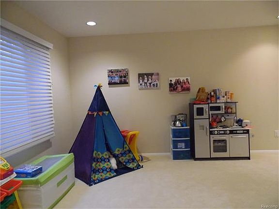 3rd image of 28632 Appleblossom Ln