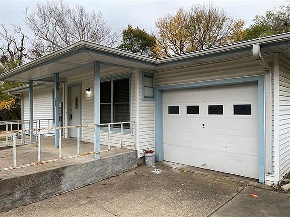 2nd image of 103 Live Oak Ln