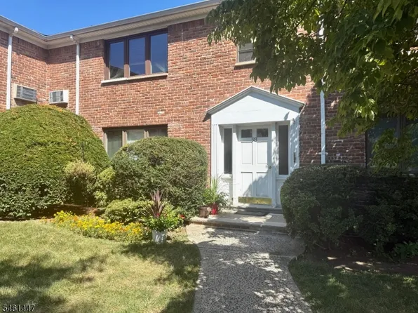 93 Troy Dr, Springfield, NJ