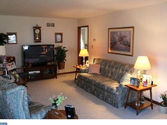 5th image of 23 Carriage Dr