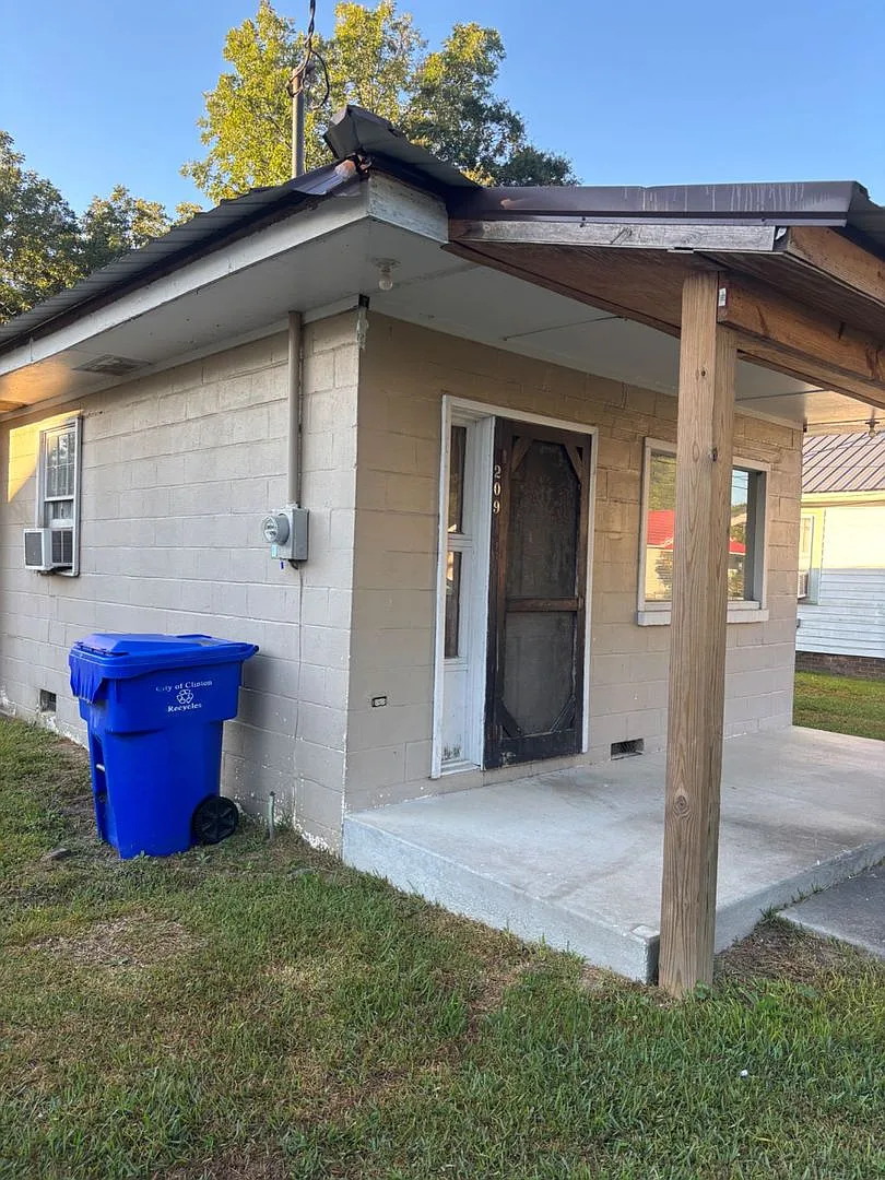 209 W Boney Street — Photo 1