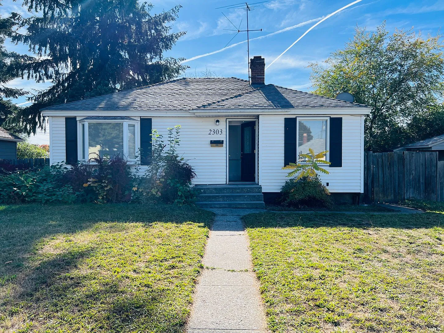 3 bedroom, 1 bathroom (one egress room) Single Family Home Available now! — Photo 2