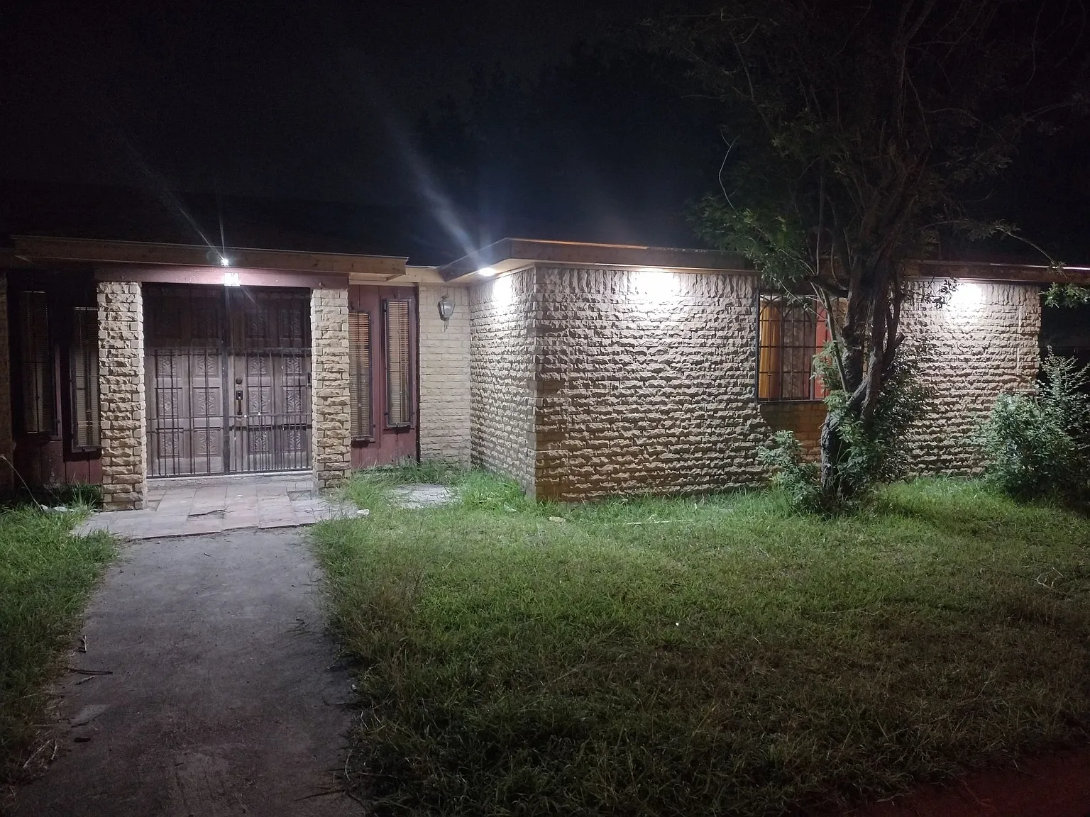 3 bed, 2216 sqft, $1,400 — Photo 2