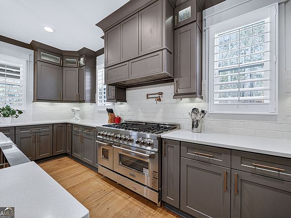 2nd image of 200 Tuxedo Cir