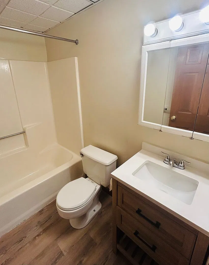 909 State St — Photo 2