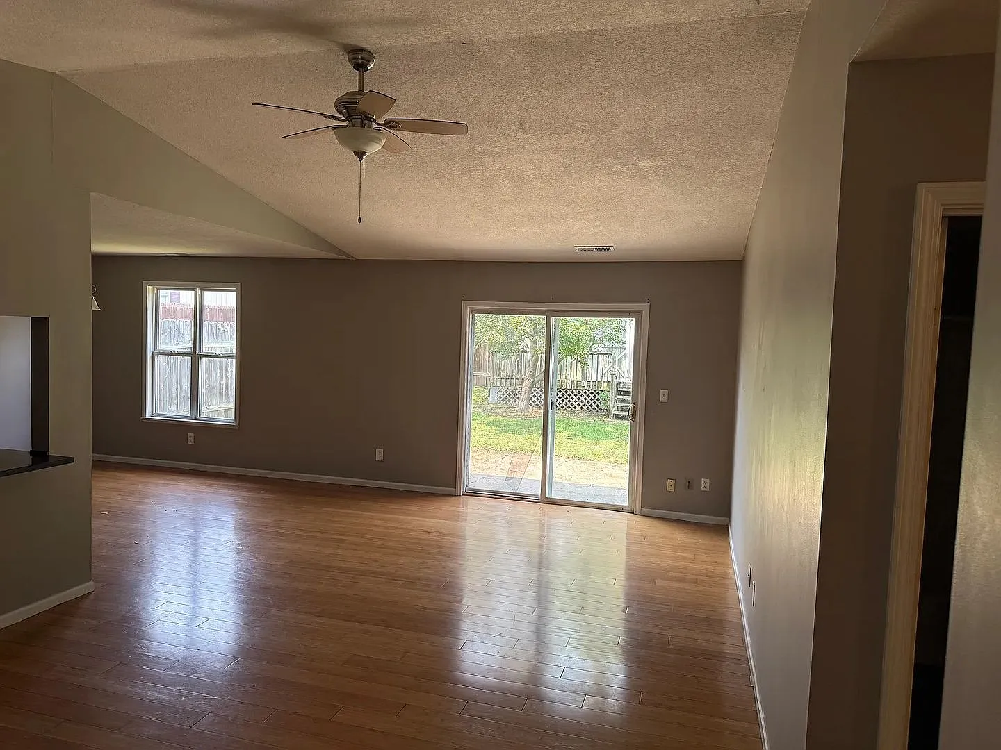 Beautiful 3BR, 2BTH home with 2 car att gar — Photo 4