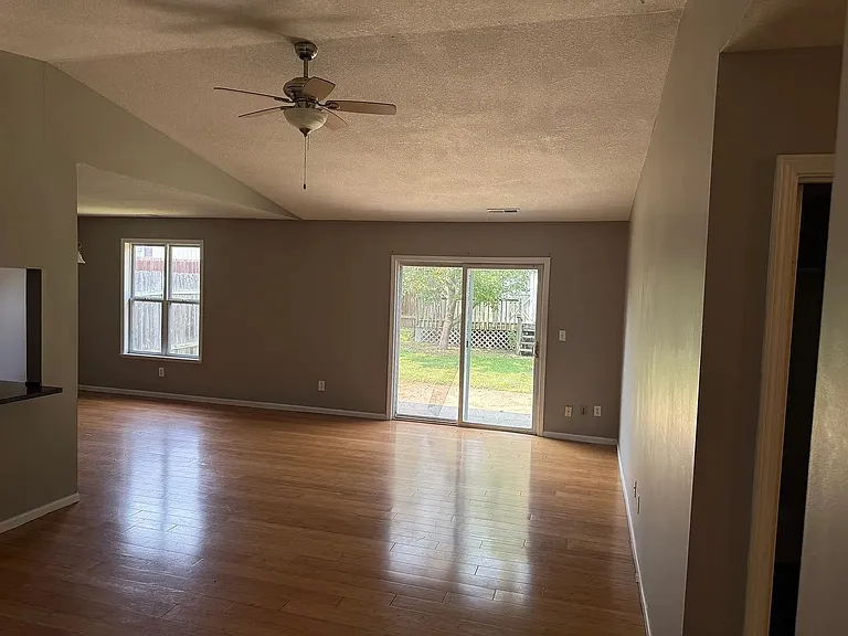 2400 SW Stowe Dr — Photo 4
