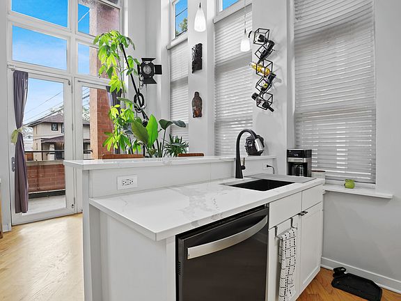 4th image of 3550 W Montrose Ave Unit 106