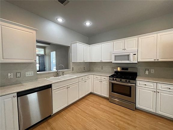 4th image of 805 Truman Ln