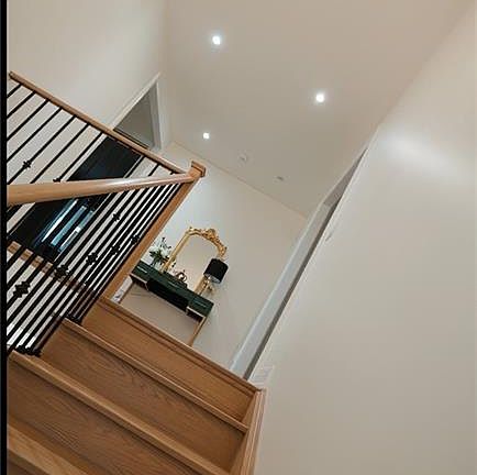 3rd image of 18 Casavant Ct