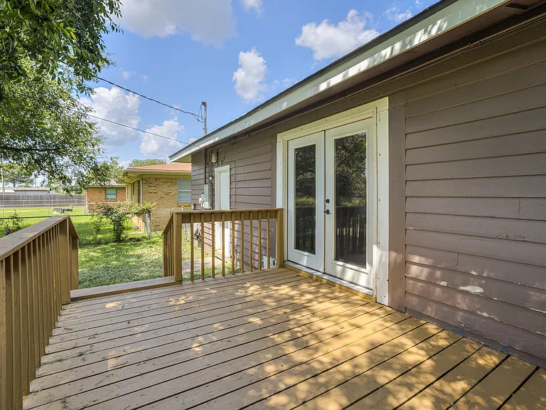 409 NE Myers Ave — Photo 17