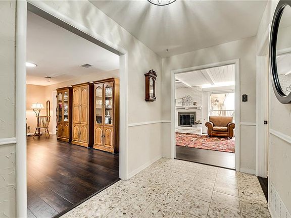 5th image of 3016 Woodford Dr